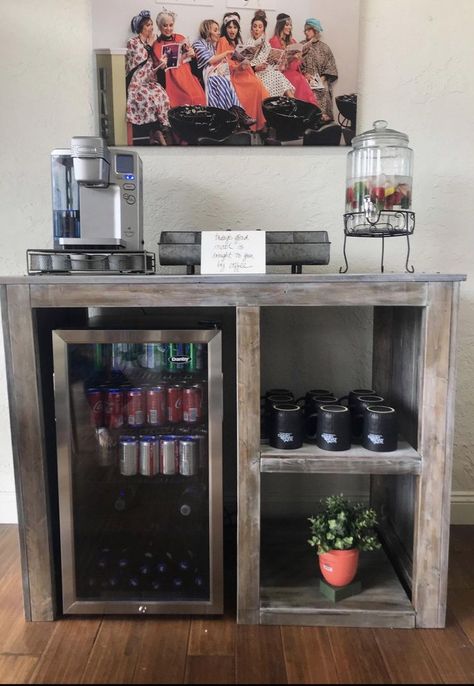 Mini Fridge Table, Mini Fridge Bar, Mini Fridge Cabinet, Salon Interior Design Ideas, Bar Mini, Bar In Casa, Interior Design Books, Urban Exploring, Salon Suites