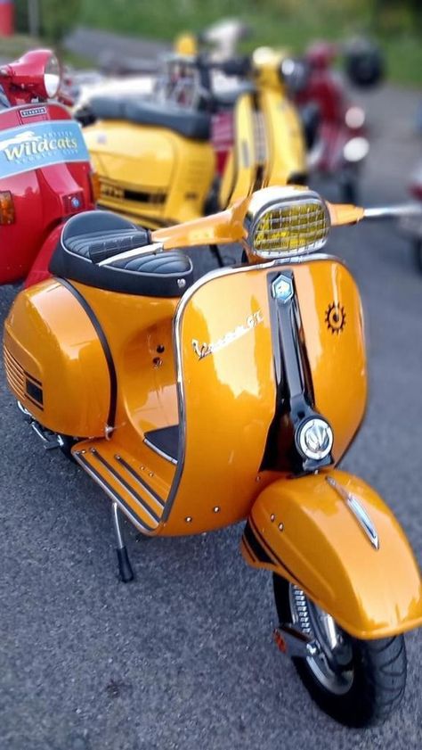 Vespa Gt, Mod Scooter, Piaggio Vespa, Scooter Girl, Vespa Vintage, Vespa Scooters, Mini Bike, Cars And Motorcycles, Wheel