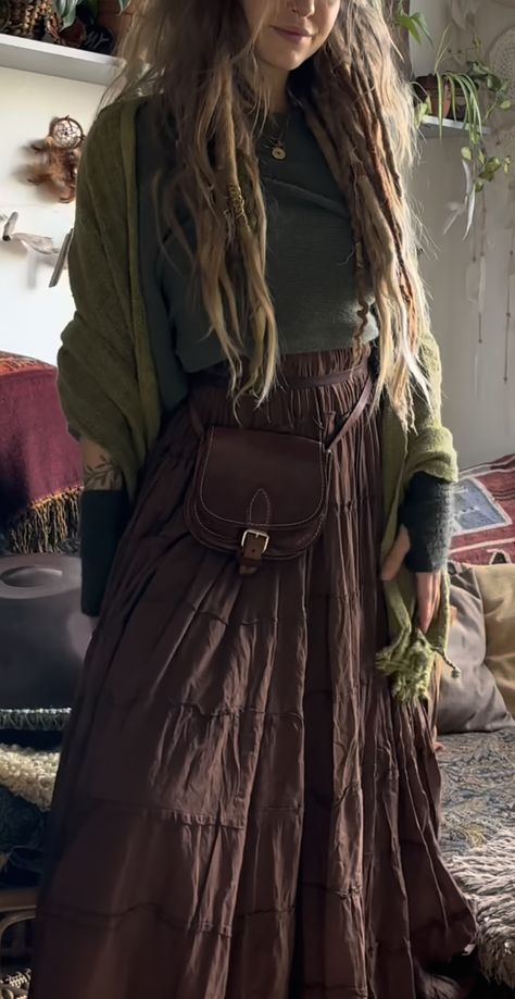 Imbolc Outfit Inspiration, Casual Hobbit Outfit, Yaelokre Aesthetic Outfits, Druidcore Aesthetic, Fae Aesthetic Outfit, Medieval Adventurer Outfit, Garden Witch Aesthetic Outfit, Botanist Aesthetic Outfit, Earth Witch Aesthetic Outfit