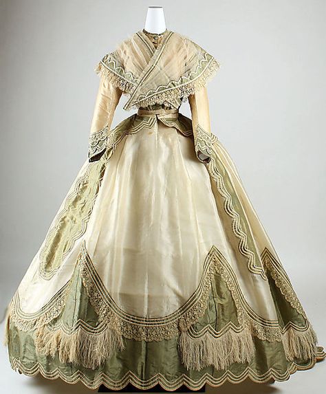 Dress Date: ca. 1865 Culture: French Medium: silk Accession Number: C.I.69.33.9a–e The Metropolitan Museum of Art - Dress Gaun Abad Pertengahan, 1860 Fashion, 1800s Fashion, 19th Century Fashion, Old Dresses, Victorian Clothing, Antique Dress, Costume Institute, Retro Mode