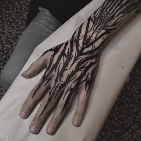 Hand Tattoos Blackwork, Best Black Tattoo Ideas, Black Out Hand Tattoo, Blackwork Hand Tattoo, Black Out Tattoos, Vincent Tattoo, Watercolor Tattoo Ideas, Gothic Tattoos, Tattoo Catalog