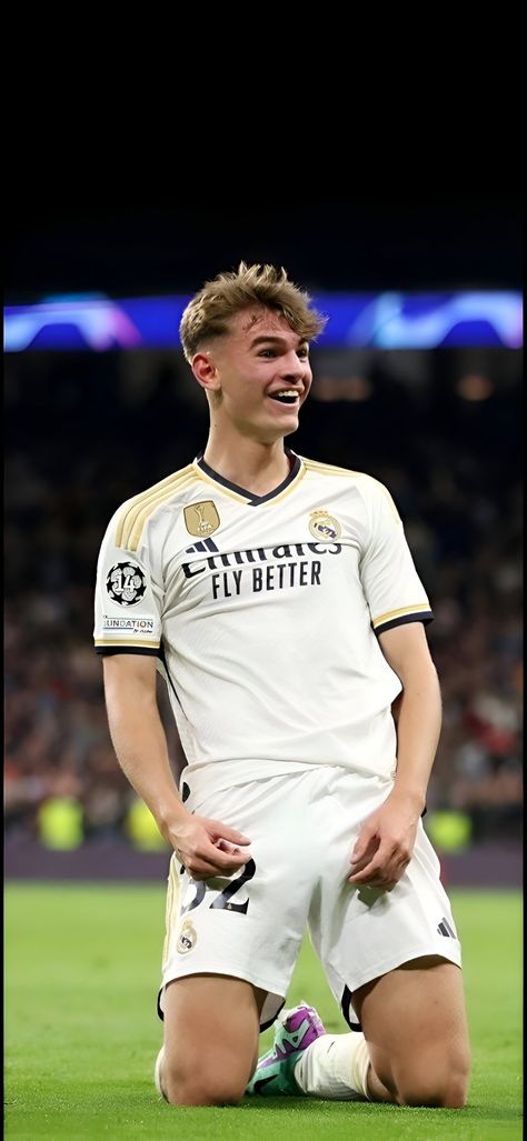 Nico Paz, Real Madrid Wallpaper, Anna Clara, Real Madrid Wallpapers, Madrid Wallpaper, Football Icon, Soccer Guys, Aesthetic Instagram Theme, Soccer Players