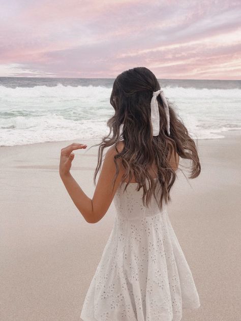 Beach Aesthetic Outfits Summer, Beach Vacay Hairstyles, Cute Summer Beach Hairstyles, Cute Vacay Hairstyles, Summer Hairstyles Brown Hair, Beach Waves Aesthetic Hair, Beach Photoshoot Hairstyles, Costa Rica Hairstyles, Beach Dinner Hairstyles