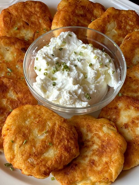 Fried Potato Cakes Fried Potato Patties, Fried Potato Cakes, Quick Meatloaf Recipes, Cornbread Cake, Mashed Potato Pancakes, Honey Mustard Recipes, Potatoe Pancake Recipe, Beef Ribs Recipe, Cake Oven