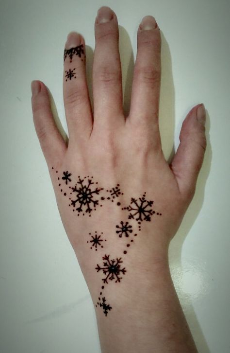 Who said winter is not for henna?! Henna Christmas Designs, Winter Inspired Tattoos, Winter Henna Design, Christmas Henna Design, Christmas Henna, Aesthetic Mehandi, Men Henna Tattoo, Hena Designs, Cute Henna Tattoos