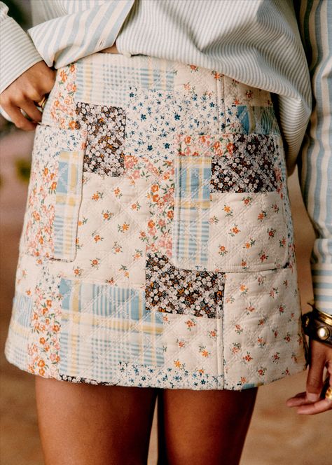 Sézane short floral patchwork quilted skirt with front patch pockets. Quilt Upcycle Ideas, Easy Things To Sew, Homemade Clothes, Ropa Upcycling, Quilted Clothing, Skirt Sewing Pattern, Quilted Skirt, Quilted Clothes, Floral Patchwork