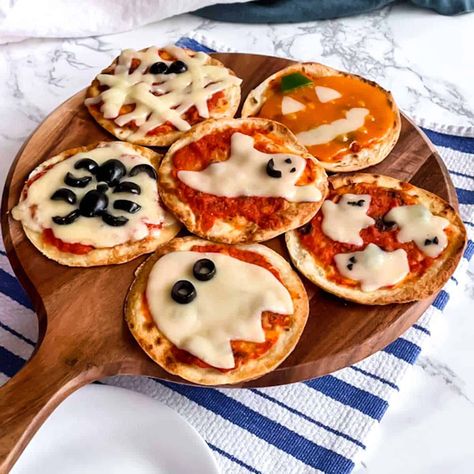 Easy Mini Halloween Pizzas Vegetarian Recipes Halloween, Halloween Movie Snack Ideas, Halloween Grilling Ideas, Halloween Handpies, Mexican Halloween Food, Halloween Tea Party Food, Meatless Meals For Kids, Summer Ween Ideas, Summerween Food