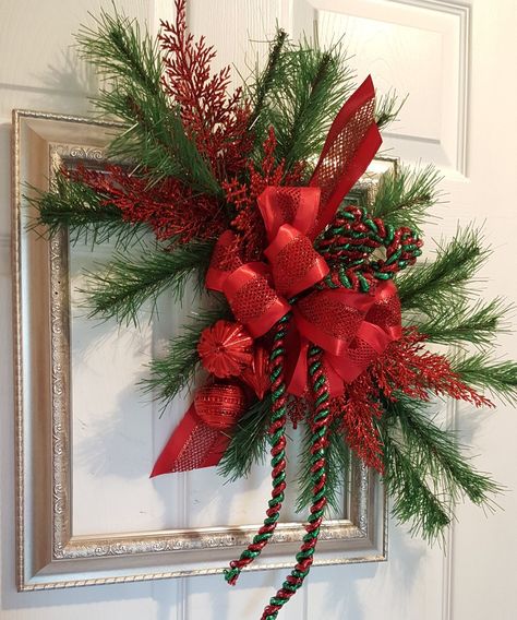 Decorated Picture Frames For Christmas, Decorated Picture Frames, Christmas Frames Diy, Christmas Wreath Frames, Picture Frame Wreath, Creative Christmas Crafts, Christmas Balloon Decorations, Church Christmas Decorations, Christmas Picture Frames