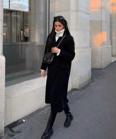 Minimalist Autumn Outfit, Formal Clothes Women, Business Outfit Women, Black Winter Coat Outfit, Black Wool Coat Outfit, Black Coat Outfit Winter, Hairstyles Old Money, Long Black Coat Outfit, Black Wool Coat Women