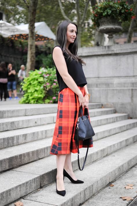 Kate Spade Plaid Midi Skirt Plaid Skirt Outfit Ideas, Checkered Fashion, College Outfits Cold Weather, College Outfits Preppy, College Outfits Casual, College Outfits Comfy, Plaid Skirt Outfit, Skirt Outfit Ideas, Plaid Midi Skirt