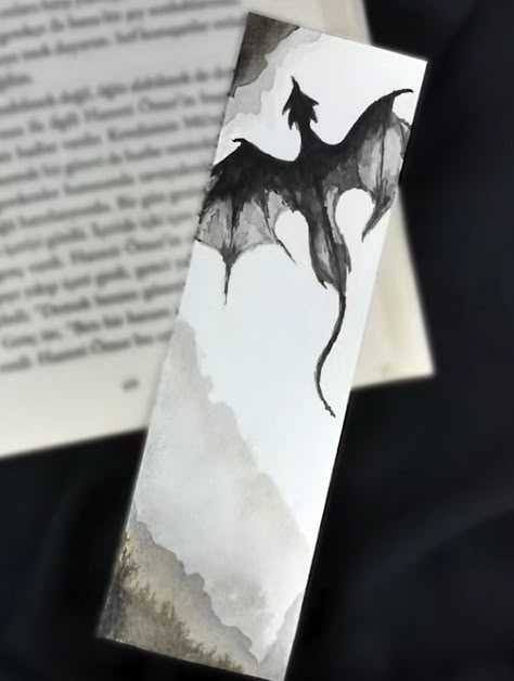 Sketches For Bookmarks, Dragon Book Mark, Book Marks Ideas Aesthetic, Book Mark Drawings, Fantasy Book Mark Ideas, Book Mark Ideas Creative Aesthetic Cute, Fantasy Bookmark Ideas, Creative Bookmarks Design Ideas, Cool Bookmarks Diy