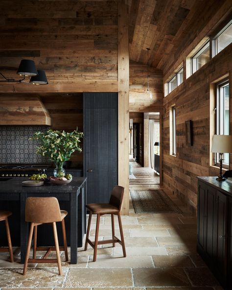 Country Lodge, Country Retreat, Weekend House, Cabin Kitchens, County House, Style Deco, Top Interior Designers, Mountain House, Interior Design Trends