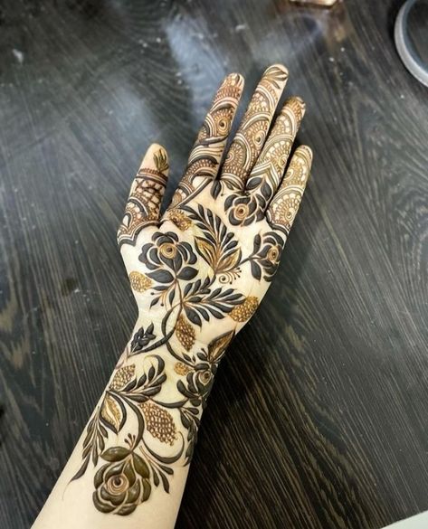 Arabic Bel Mehndi Designs, Dubai Flower Mehendi, Khafeef Mehndi Designs, Gulf Mehendi Design Rose Henna, Khafif Mehndi Designs New Dubai, Bold Henna Designs, Bold Mehndi Designs, Khafif Designs, Floral Mehndi