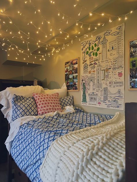 Multicolor Dorm Room, Dorm Theme Ideas, Beach Dorm Room Ideas, Colorful Dorm Room Ideas, Dorm Carpet, Dorm Lighting, Dorm Room Colors, College Dorm Room Inspiration, Dream Dorm Room