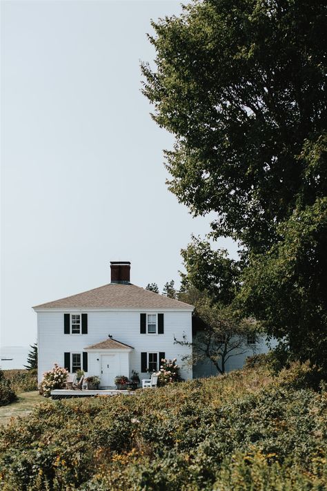 New England Estate Wedding, Maine Coast Wedding, Maine Flowers, Deer Isle Maine, Wedding New England, Maine Wedding Venues, Grass Fields, Cottage Wedding, Maine Coast