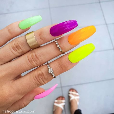 Summer vibes press on nails. Neon colors are perfrct for the summer! Do you like crazy nails or one color design? _____ Custom press on nails nailroomstudio.com #falsenails #summer #neon Toes Nails, Nails Neon, Nails Opi, Dragon Glass, Custom Press On Nails, Nail Room, Nail Remover, Nails Set, Neon Nails