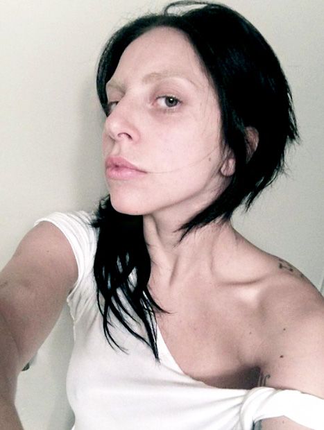 Lady Gaga goes without makeup and has a new hair color! Lady Gaga Without Makeup, Lady Gaga Face, Celebs Without Makeup, Celebrity Selfies, Makeup Before And After, Bare Face, Photo Makeup, Celebrity Beauty, Without Makeup