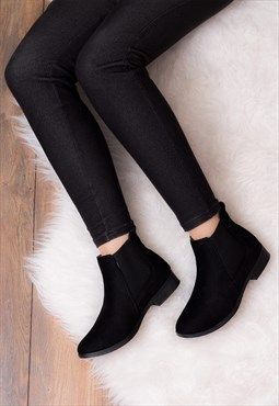 Ankle Black Boots, Look Legging, Suede Style, Tokyo Street Fashion, Boots Chelsea, Shoe Wardrobe, Suede Fashion, Ankle Boots Black, Fancy Shoes