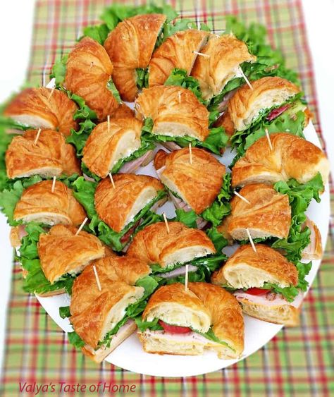 Turkey Croissant Sandwich, Croissant Sandwiches, New Years Appetizers, Croissant Sandwich, Party Sandwiches, Party Food Platters, Party Finger Foods, Shower Food, Snacks Für Party