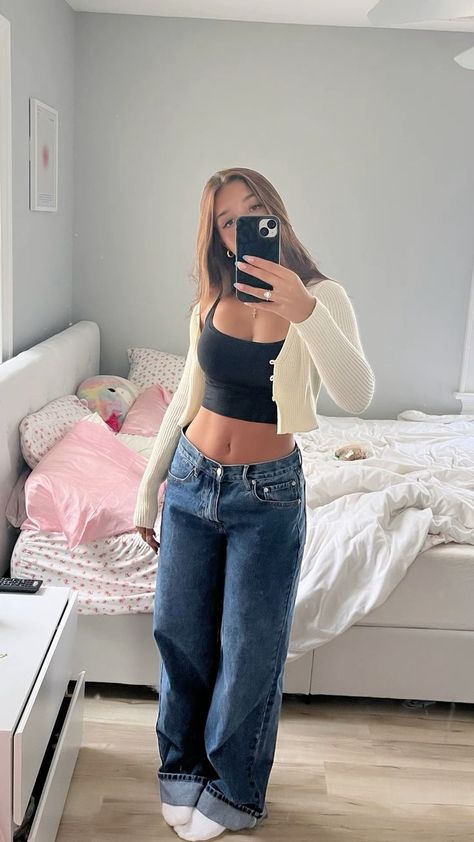 Blue Jeans Inspo Outfit, Cute Outfits To Wear On A Date, Flare Cargo Jeans, Simple But Put Together Outfits, Outfit Ideas For Baggy Jeans, Cool Skin Tone Outfits, Tan Flare Jeans Outfit, Baggy Jeans Outfit Ideas Women, Fall Outfit Ideas Jeans