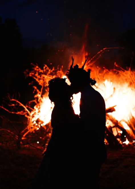 Pagan Wedding Aesthetic, Witch Couple Art, Viking Couple Aesthetic, Witch And Wizard Couple, Slavic Pagan Aesthetic, Pagan Photoshoot, Pagan Photography, Cozy Witch Aesthetic, Shaman Aesthetic