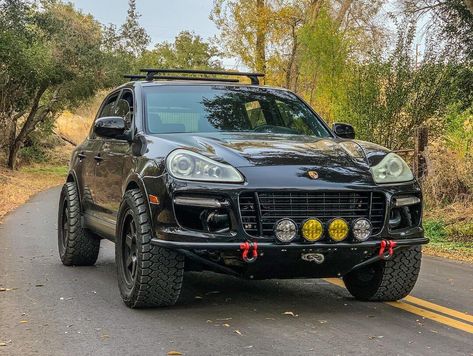 Lifted Porsche Cayenne Turbo S on 33 Inch Off-road tires Lifted Porsche, Porsche 4x4, Porsche Jeep, Porsche Suv, Porsche Cayenne Gts, Cayenne Gts, Off Road Wheels, Cayenne Turbo, Hummer Cars