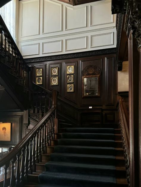 Dark Academia Aesthetic House, Academia Room Aesthetic, British Mansion, Dark Academia House, Old Mansions Interior, English Countryside Home, Old Stairs, Academia House, Old Westbury Gardens