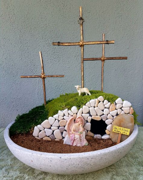 Resurrection Garden, Diy Osterschmuck, Church Easter Decorations, Easter Craft Decorations, Easter Garden, Matthew 28, Diy Ostern, Bible Crafts For Kids, Easter Religious