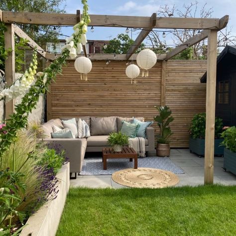 Back Of Garden Ideas, Bottom Of Garden Ideas, Garden Seating Area Ideas Small Spaces, L Shape Garden Design, Small Garden Seating Ideas, Small Back Garden Ideas Uk, Tiny Garden Design, Small Yard Garden, Low Maintenance Garden Ideas