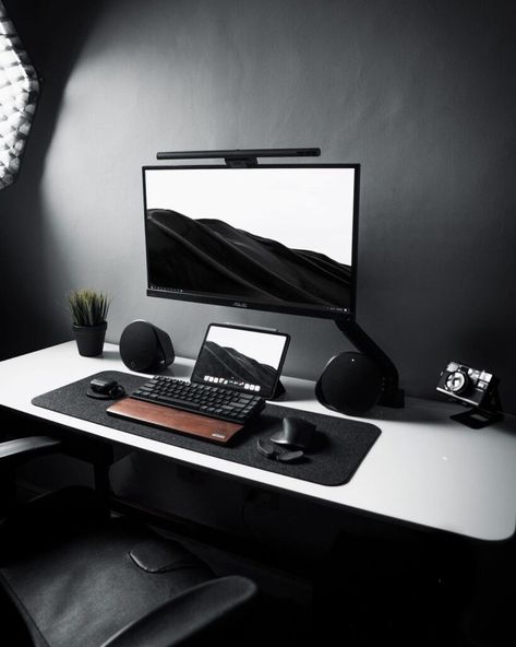 Why We Opt For A Compact Mechanical keyboard? - Minimal Desk Setups White Desk Setup, Minimal Desk Setup, Minimal Desk, Gaming Desk Setup, Clean Desk, Computer Desk Setup, Home Studio Setup, Minimalist Desk, Desktop Setup