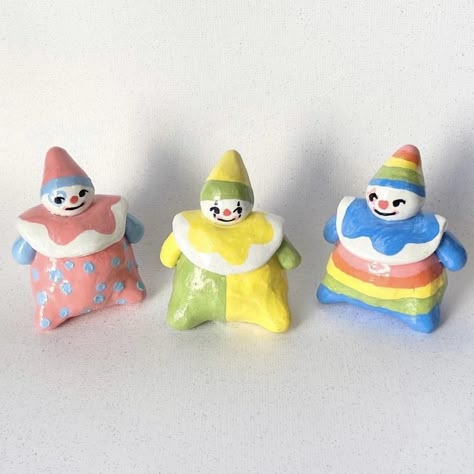 Clowncore Doodles, Pop Art Clay Projects, Weird Clay Ideas, Clown Pottery, Clown Ceramics, Cute Clown Art, Small Clay Projects, Clay Clown, Clown Stuff