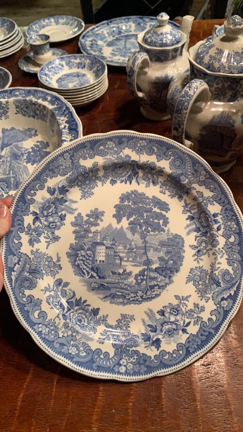 Italian China Dishes, Apartment French Style, European Plates, Blue And White China Aesthetic, Cottage Core Apartment, French Style Apartment, Vintage Blue Plates Table Setting, Flow Blue Dishes, Italian Plates