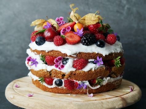 Summer Solstice Party Ideas | From Food to Drinks To Ambiance Gardening Therapy, Summer Solstice Party, Garden Party Recipes, Solstice Party, Solstice Celebration, Layer Cake Recipes, Best Party Food, Berry Cake, Desserts Vegan