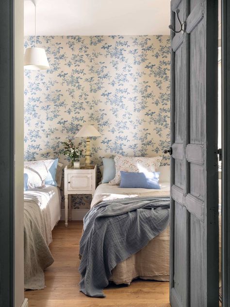 Hotel Style Bedroom, Design Ložnic, Floral Wallpaper Bedroom, Vintage Bedroom Decor, Dekorasi Kamar Tidur, White Bed, Cottage Bedroom, Shabby Chic Bedrooms, Country Bedroom