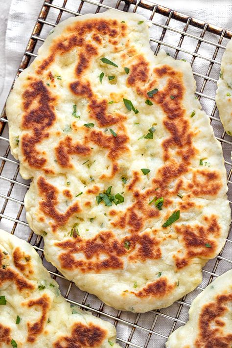 Healthy Flatbread Recipes, Garlic Flatbread Recipe, Savoury Pastry Recipe, Savoury Pastry, Garlic Flatbread, Flatbread Dough, Easy Flatbread Recipes, Stuffed Breads, Cultural Foods