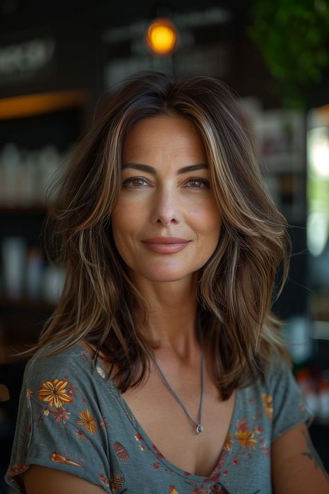 Chic layered medium-length haircut for effortless style in your 40s Salon Hairstyles, 40s Hairstyles, Rambut Brunette, Women's Hairstyles, Haircuts For Medium Hair, Business Hairstyles, Penteado Cabelo Curto, Mid Length Hair, Shoulder Length Hair