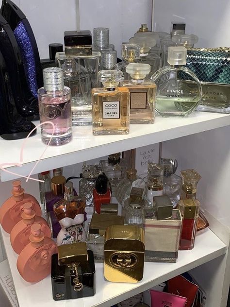 Smell Like A Goddess, Fragrance Aesthetic, Alat Makeup, Expensive Perfume, Perfume Organization, Fragrances Perfume Woman, Body Hygiene, Perfume Collection Fragrance, Perfume Scents