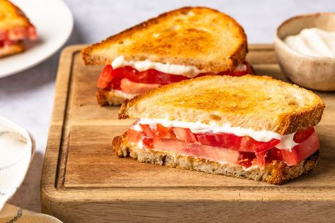 How To Make the Best Tomato Sandwich, According to a Tomato Farmer Grilled Cheese Tomato Sandwich, Tomato Sandwich Southern, Hand Sandwiches, Cheese And Tomato Sandwich, Lake Recipes, Tomato Sandwich Recipes, Vegetarian Sandwiches, Tomato Sandwiches, Ranch Potato Salad