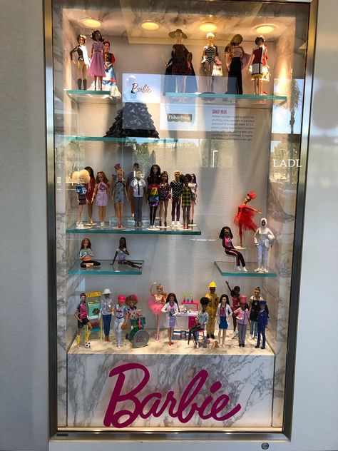 Barbie Doll Display Case, Doll House Display Ideas, Dolls Display Ideas, Barbie Display Ideas Shelves, Barbie Doll Collection Display, Barbie Collection Display Ideas, Barbie Doll Display Ideas, Barbie Collection Display, Barbie Display Ideas