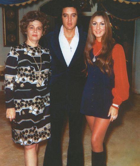 Elvis Presley IG 🔷 on Instagram: “With Janelle McComb and Linda Thompson - Graceland ,Spring 1973! 😉” Linda Thompson 70s, Elvis Gifts, Elvis 70s, Country Western Singers, Elvis Presley Family, Elvis Jumpsuits, Linda Thompson, David Foster, Elvis Presley Pictures