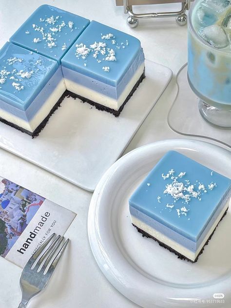 Blue Sweets Aesthetic, Sky Themed Food, Aesthetic Blue Food, Blue Desserts, Pretty Dessert, Blue Food, Yummy Comfort Food, Looks Yummy, Cute Desserts