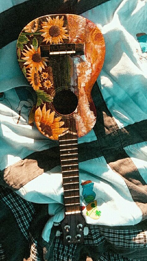 Painting On Guitar Aesthetic, Painted Guitars Ideas, Painting On Guitar Ideas, Guitar Design Art, Painting On Guitar, Decorated Guitar, Ukulele Painting, Painting Guitar, Painted Ukulele