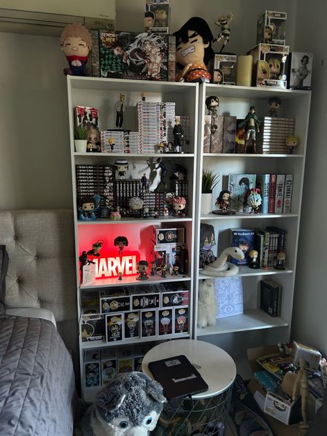 Collectors Bedroom, Male Bedroom Shelves, Funko Shelf Display, Comic Room Aesthetic, Nerd Shelf, Funko Pop Bookshelf, Funko Shelf, Small Manga Shelf Ideas, Nerd Apartment