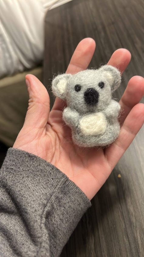 Needle felted Koala Bear Needle Felt Koala, Dinosaur Needle Felt, Animal Needle Felting, Things To Needle Felt, Needle Felted Koala, Wool Roving Crafts, Wool Needle Felting Ideas, Needle Felted Animals Easy, Cute Needle Felting Ideas