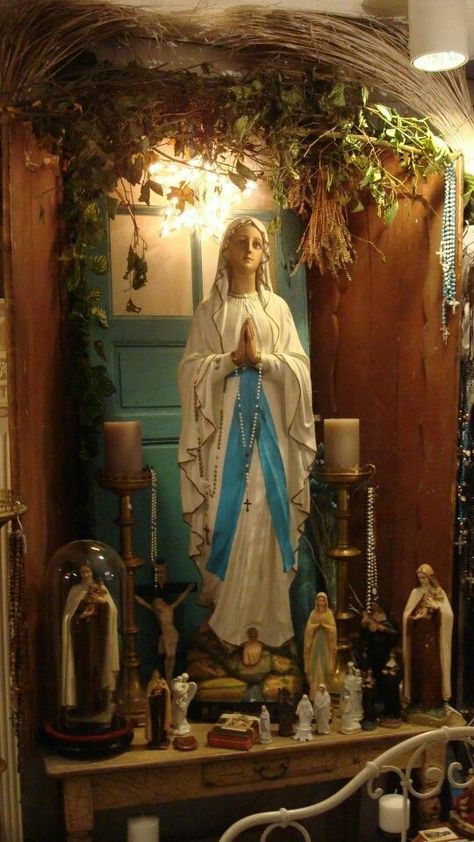 Christian Prayer Room, Home Altar Catholic, Family Altar, Catholic Altar, Blessed Mary, Catholic Decor, Prayer Corner, Queen Of Heaven, Sacred Spaces