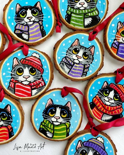 Unique Christmas Tree Ornaments, Personalized Wood Slice Ornaments, Painted Log Slice, Christmas Cat Decorations, Cat Christmas Decorations, Wood Round Painting Ideas, Painted Wood Circles, Painted Wooden Ornament Ideas, Painted Wood Rounds