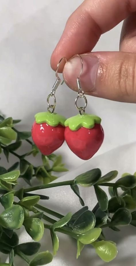 Clay Crafts Keychain, Aesthetic Clay Earrings, Strawberry Clay Earrings, Biscuit Aesthetic, Cute Clay Earrings, Clay Strawberry, Fimo Ring, Ideas Con Porcelana Fria, Wall To Wall Carpet