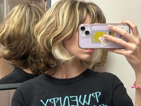 Grunge Blonde And Brown Hair, Blond Highlights For Short Hair, Short Light Layered Hair, Colored Hair Inspo Short, Short Highlighted Hair With Bangs, Chunky Brown And Blonde Hair, Short Chunky Layered Hair, Short Hair With Bangs Blonde Highlights, Bangs With Chunky Highlights