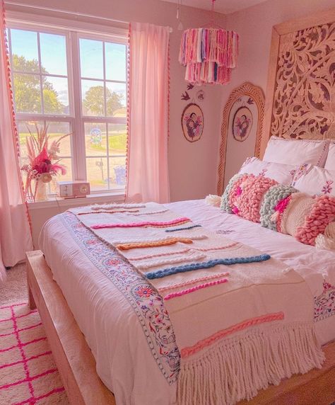 Design A Room, Projects For Home, Colorful Room Decor, Indian Room Decor, Dorm Room Designs, Dorm Room Inspiration, Preppy Room Decor, Bedroom Decor Design, Redecorate Bedroom