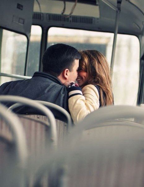 In a bus Cute Kiss, Romantic Photos, The Perfect Guy, Couples In Love, Two People, Romantic Love, Hopeless Romantic, Love Couple, Couple Photography